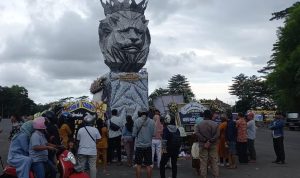 Tugu singa tangguh di depan Stadion Kanjuruhan, sebagai bentuk fanatisme penggemar