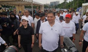 Sambil jalan-jalan santai di Kawasan Monas, Ketua Umum Partai Golkar Airlangga Hartarto dan Ketua DPP PDIP Puan Maharani akhirnya bertemu