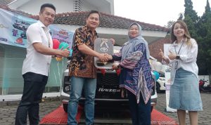 Direktur MNC Bank, Denny Hanubrata memberikan simbolis hadiah kunci mobil nasabah loyal MNC Bank KC Bandung selama 10 tahun kepada Siti Nuraisyah di MNC Bank Dago, Jalan Dago No. 62, Bandung, Jawa Barat, Jum'at (7/10).