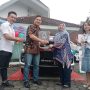 Direktur MNC Bank, Denny Hanubrata memberikan simbolis hadiah kunci mobil nasabah loyal MNC Bank KC Bandung selama 10 tahun kepada Siti Nuraisyah di MNC Bank Dago, Jalan Dago No. 62, Bandung, Jawa Barat, Jum'at (7/10).