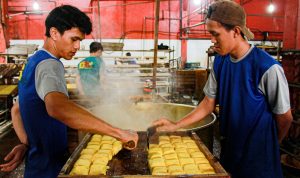 SIAP DIJUAL: Para perajin sedang memproduksi tahu di Sentra Industri Cibuntu, Kota Bandung, dan mereka belum menerima subsidi kedelai.