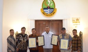 Kepala Diskominfo Bayu Rahmawanto saat foto bersama usai menerima penghargaan. Foto: Sandika Fadilah via Diskominfo Kabupaten Bogor