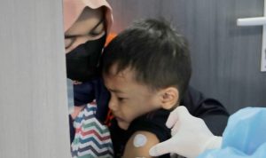 Kasus Gagal Ginjal Akut Pada Anak Sedang Marak, Kenali Gejalanya! Anak sedang menjalani vaksinisasi Covid di tengah kasus gagal ginjal pada anak yang tengah merebak.