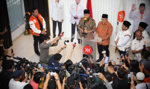 Anies Baswedan dan Ahmad Hersyawan ketika memberikan keterangan pers kepada awak media di Kantor DPP PKS