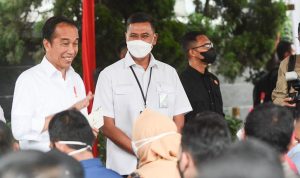 Presiden Jokowi Imbau Pekerja Jadi Peserta BPJS Ketenagakerjaan CEK LOKASI: Presiden Jokowi saat meninjau penyaluran BSU bagi para pekerja yang juga merupakan peserta BPJS Ketenagakerjaan di di Kantor POS Indonesia Bandung.