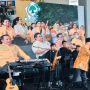 Dewa 19 bersama Ahmad Dani tengah perfomance dalam ajang konser amal yang digelar Partai Golkar