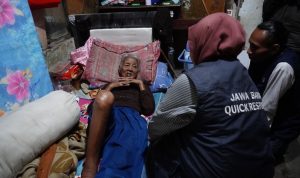 Gubenur Jawa Barat Ridwan Kamil memberikan perhatian kepada warganya nenek Nani Rohaini (70 tahun) yang mengalami sakit