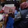 Gubenur Jawa Barat Ridwan Kamil memberikan perhatian kepada warganya nenek Nani Rohaini (70 tahun) yang mengalami sakit