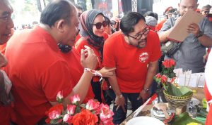 SUPPORT PESERTA: Ketua DPD PDIP Jabar Ono Surono memberikan semangat kepada para peserta Gebyar dan Lomba Inovasi Menu Berbasis Pangan Lokal tingkat Jabar di Kiara Artha Park Jalan Banten Kota Bandung, Minggu (2/10).