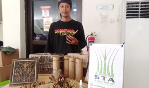 Manfaatkan Bambu, Pemuda di Bogor Buat Lukisan