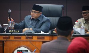 Dewan Minta Pemkot Bogor Permudah Pencairan Dana BTT, Atang: Jangan Sampai Birokrasinya Rumit Ketua DPRD Kota Bogor Atang Triosnanto saat mengetuk palu aras disahkannya PAPBD 2022 dalam rapat paripurna (Yudha Prananda/ Jabarekspres)