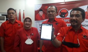 SAMPAIKAN PROTES: Pengurus PDIP Kota Bandung menunujukkan surat undangan pihak SMPN 16 Bandung yang mengajak orang tua siswa untuk mengikuti sosialisasi salah satu parpol.