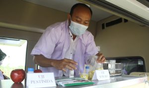 petugas melakukan pengujian didalam mobil laboratorium milik DKP Kabupaten Bogor