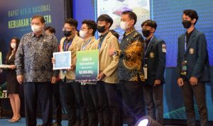 Menko Airlangga Hartarto ketika memberikan penghargaan kepada para Mahasiswa