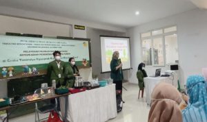 Pelatihan Pembuatan Infusa Buah Antioksidan Peningkat Imunitas di Desa Tanimulya
