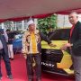 Ratusan mobil toko (Moko) merek Daihatsu yang biasanya nongkrong di pinggir jalan, kini berjejer di depan halaman Gedung Sat
