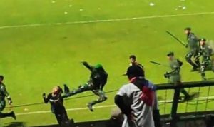 Viral Tentara Menendang dan Memukuli Aremania di Stadion Kanjuruhan, Begini Keterangan Saksi