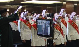 BERJALAN KHIDMAT: 203 mahasiswa Fakultas Farmasi Unjani menjalani sumpah/janji profesi apoteker di Grand Hotel Preanger, Jalan Asia Afrika, Kota Bandung, Selasa, 4 Oktober 2022.