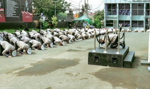 Polisi Sujud Minta Maaf Kepada Korban Kanjuruhan, Netizen: Mirip Anime One Piece! Respect