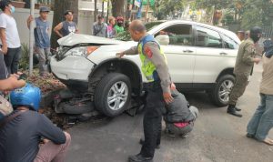 Pengemudi Hilang Kendali, Kecelakaan CRV Hantam 2 Motor di Jalan Gegerkalong Bandung Pengemudi Hilang Kendali, Kecelakaan CRV Hantam 2 Motor di Jalan Gegerkalong Bandung
