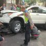 Pengemudi Hilang Kendali, Kecelakaan CRV Hantam 2 Motor di Jalan Gegerkalong Bandung