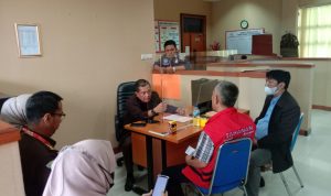 Penyidik DJP Jabar Serahkan Tersangka Pidana Pencucian Uang