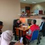 Penyidik DJP Jabar Serahkan Tersangka Pidana Pencucian Uang