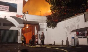 Damkar Kesulitan Padamkan Kebakaran Pabrik Triplek di Jalan Raya Soetta Bandung Damkar Kesulitan Padamkan Kebakaran Pabrik Triplek di Jalan Raya Soetha Bandung