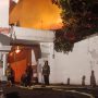 Damkar Kesulitan Padamkan Kebakaran Pabrik Triplek di Jalan Raya Soetha Bandung