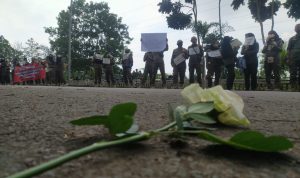 Tebar Bunga di Lingkungan Pemkab Bandung Barat, 115 Satpol PP Perjuangkan Nasib Tebar Bunga di Lingkungan Pemkab Bandung Barat, 115 Satpol PP Perjuangkan Nasib