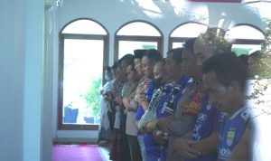Bobotoh dan Polisi Gelar Salat Gaib di Kabupaten Bandung untuk Para Korban Tragedi Kanjuruhan