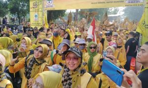 DUKUNGAN PENUH: Ribuan kader Partai Golkar mengikuti jalan sehat di Gasibu Jalan Diponegoro Kota Bandung, Minggu (16/10).