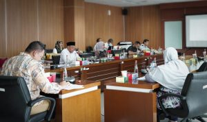 Matangkan Raperda Perlindungan dan Pencegahan Dampak Pinjol, Dewan Gelar Raker dengan Tenaga Ahli Matangkan Raperda Perlindungan dan Pencegahan Dampak Pinjol, Dewan Gelar Raker dengan Tenaga Ahli