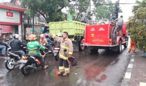 Warga Panik, Kabel Listrik Terputus oleh Truk Molen Hingga Timbulkan Kobaran Api