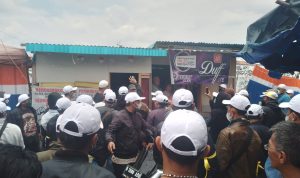 PT KAI Kerahkan 200 Orang untuk Memasang Pagar di Anyer Dalam secara Paksa