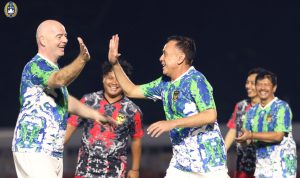 Ketum PSSI dan Presiden FIFA Bermain Sepak Bola Bersama/ Twitter @pssi