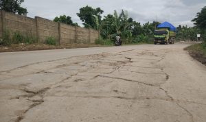 Jalan Rusak di Klapanunggal, Camat Akan Tegur Perusahaan Jalan Rusak di Klapanunggal, Camat Akan Tegur Perusahaan