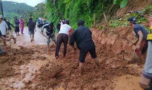Longsor Menutup Akses Antardesa di Gununghalu