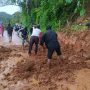 Longsor Menutup Akses Antardesa di Gununghalu Longsor Menutup Akses Antardesa di Gununghalu