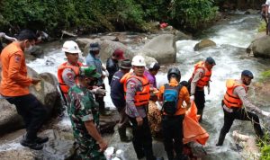 6 Enam Orang Hilang Terseret Arus Sungai di Bogor 6 Enam Orang Hilang Terseret Arus Sungai di Bogor
