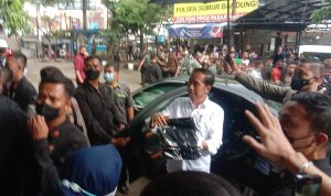 Para Pedagang di Pasar Tradisional Kosambi Bandung Menanti Kabar Baik dari Pak Jokowi
