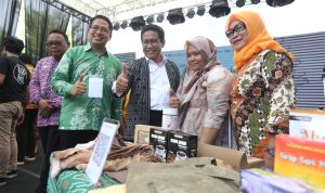 I Ketut Permadi Aryakuumara, Executive General Manager Regional Papua Maluku PT Pertamina Patra Niaga dan Abdul Halim Iskandar, Menteri Desa, Pembangunan Daerah Tertinggal, dan Transmigrasi bersama dengan Ibu Nurjanah dan Ibu Kesyati yang merupakan perwakilan UMKM unggulan Gerakan Bangga Buatan Indonesia (kiri ke kanan)