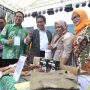 I Ketut Permadi Aryakuumara, Executive General Manager Regional Papua Maluku PT Pertamina Patra Niaga dan Abdul Halim Iskandar, Menteri Desa, Pembangunan Daerah Tertinggal, dan Transmigrasi bersama dengan Ibu Nurjanah dan Ibu Kesyati yang merupakan perwakilan UMKM unggulan Gerakan Bangga Buatan Indonesia (kiri ke kanan)