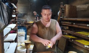 Perajin Tahu di Padalarang Tetap Produksi Tahu Meski Harga Kedelai Terus Naik