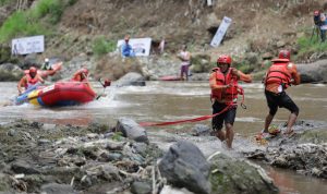 JQR River Rescue Challenge Sukses di Gelar ratusan warga yang berkumpul disekitar lokasi kompetisi JQR River Rescue Challenge (JRRC) Piala Gubernur Jawa Barat 2022