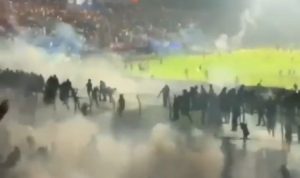 Sebagai salah satu sporter arena yang selamat dari aksi kerusuhan Suporter di stadion Kanjuruhan Malang ketika laga Liga 1 Arema vs Persebaya