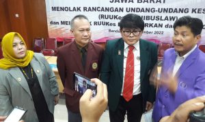 SAMPAIKAN TUNTUTAN: Pernyataan sikap Organisasi Profesi Kesehatan Jawa Barat di Kantor PPNI Jabar, Senin 14 November 2022.