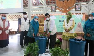 LUNCURKAN PROGRAM: Ketua TP PKK Kota Bandung, Yunimar Yana Mulyana saat peluncuran Pemberdayaan Keluarga Tanginas untuk perangi stunting di Bandung, Rabu 16 November 2022.