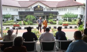 ASN Kabupaten Bogor saat mengikuti Fashion show hari pakaian kasual di Halaman Kantor Sekertaris Daerah, Cibinong,Kabupaten Bogor. Foto : Sandika Fadilah/Jabarekspres.com
