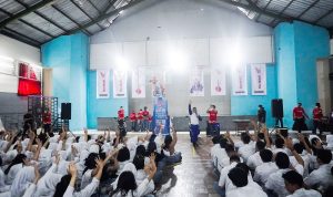  Instruktur Safety Riding DAM memberikan edukasi keselamatan berkendara kepada pelajar-pelajar dari SMA Negeri 7 Bogor.